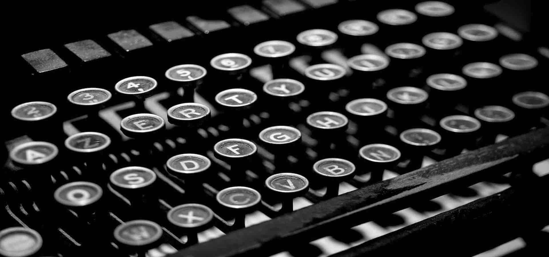 Tasti di una macchina da scrivere in bianco e nero