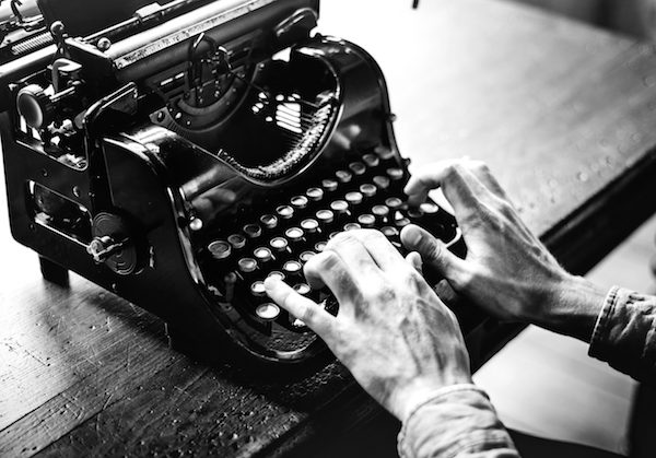 macchina scrivere originale scrittore anziano mani punteggiatura typing old typewriter black white