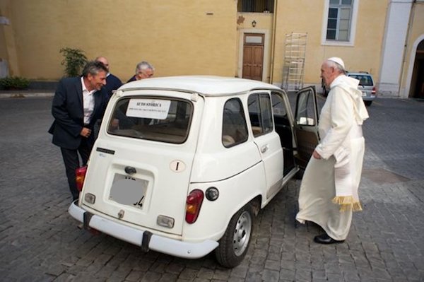 alessandro poletti papa francesco renault4 bianca